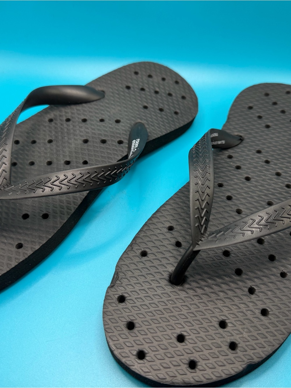 Room Essentials Black Men's Ventilated Flip-Flop Sandals